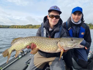 Peche du brochet aveyron adolescents enfant avec un moniteur de peche